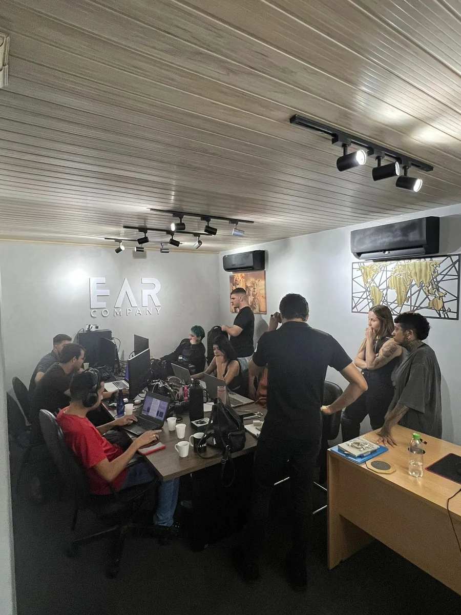 Equipe EAR Company no escritório